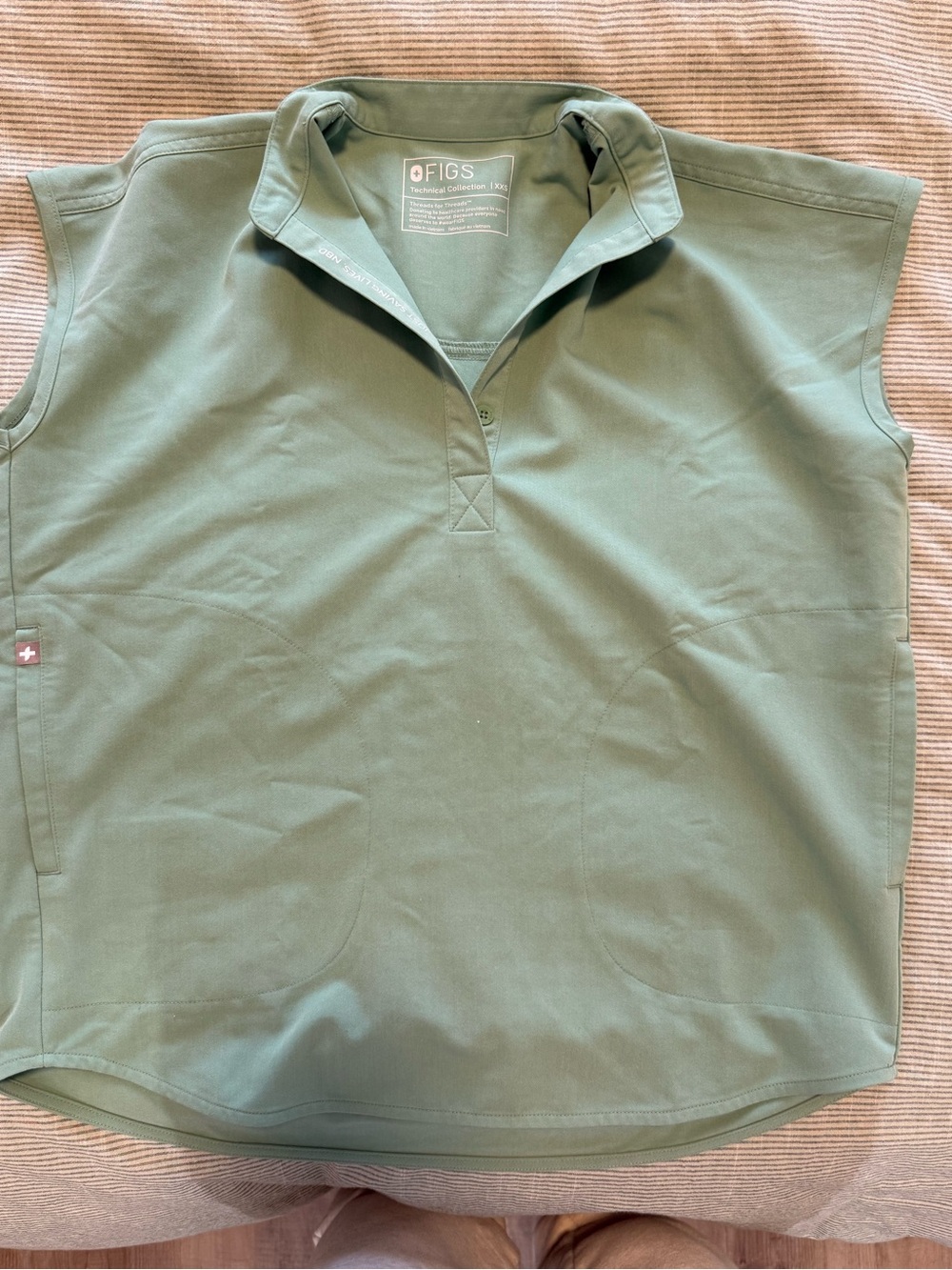 FIGS Women's Rafaela Scrub Top in Jade